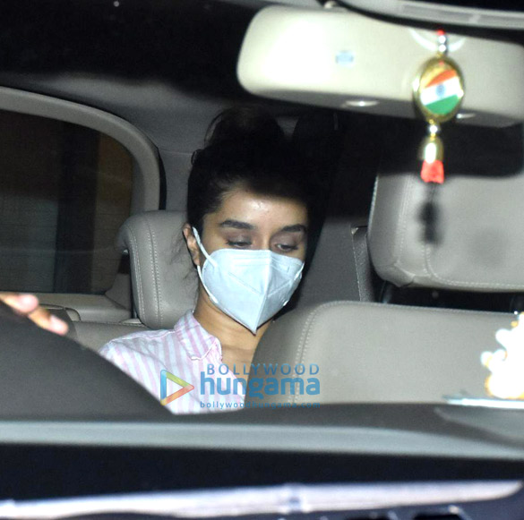 photos ranbir kapoor and shraddha kapoor snapped at luv ranjans office in juhu 2 3