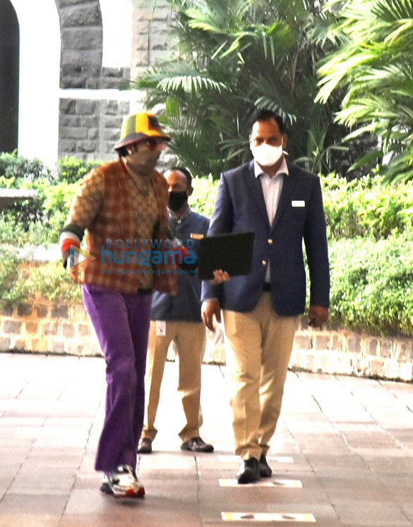 photos ranveer singh deepika padukone siddhant chaturvedi and shakun batra snapped at gateway of india in mumbai 2