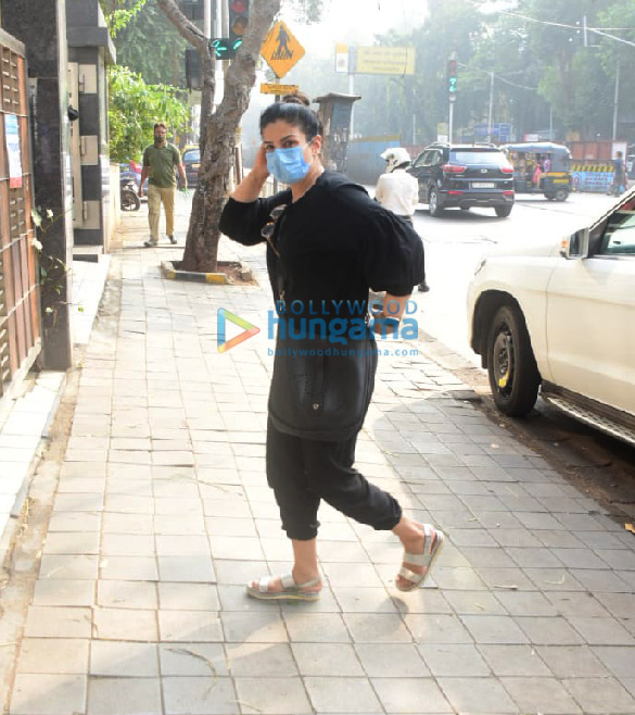 photos raveena tandon spotted in khar 2