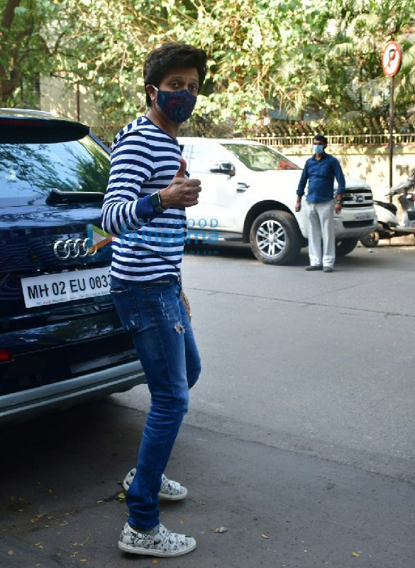 photos riteish deshmukh and genelia dsouza with kids for christmas party 1
