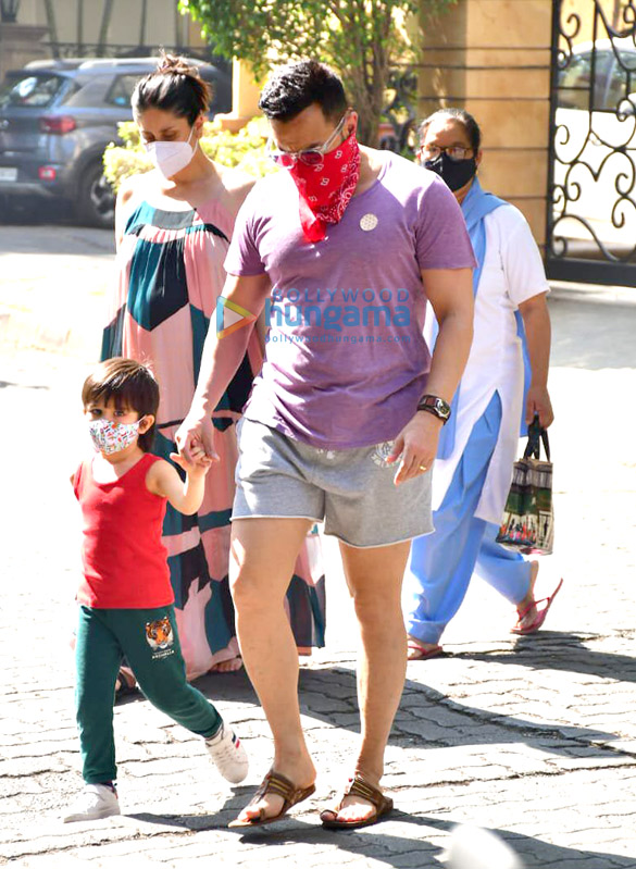 photos saif ali khan kareena kapoor khan and taimur ali khan spotted in bandra 2 2