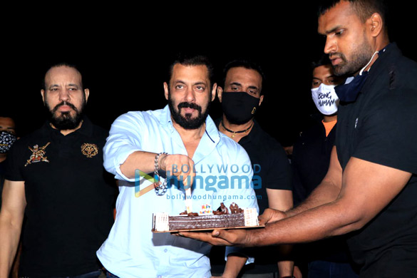 photos salman khan celebrates his birthday with media at his panvel farmhouse 2