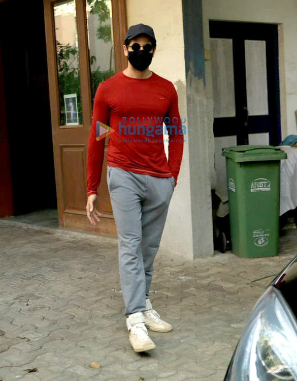 photos sidharth malhotra spotted at dubbing studio in bandra 4