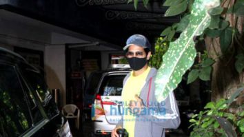 Photos: Sidharth Malhotra spotted outside dubbing studio in Bandra