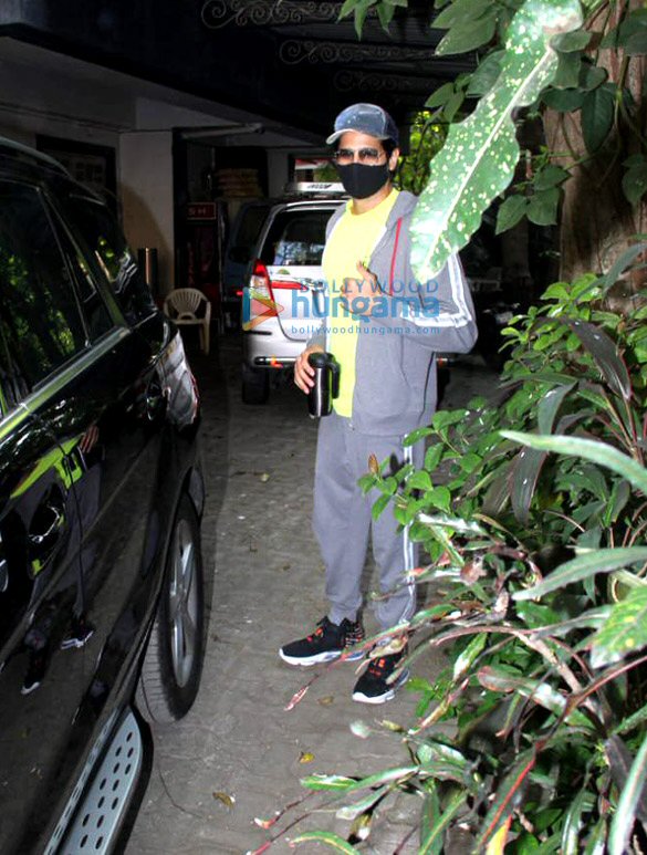 Photos: Sidharth Malhotra spotted outside dubbing studio in Bandra Photos: Sidharth Malhotra spotted outside dubbing studio in Bandra