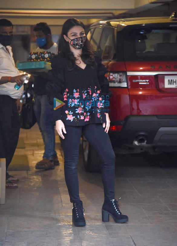 photos soha ali khan kunal kemmu and inaya spotted at kareena kapoor khans residence 2
