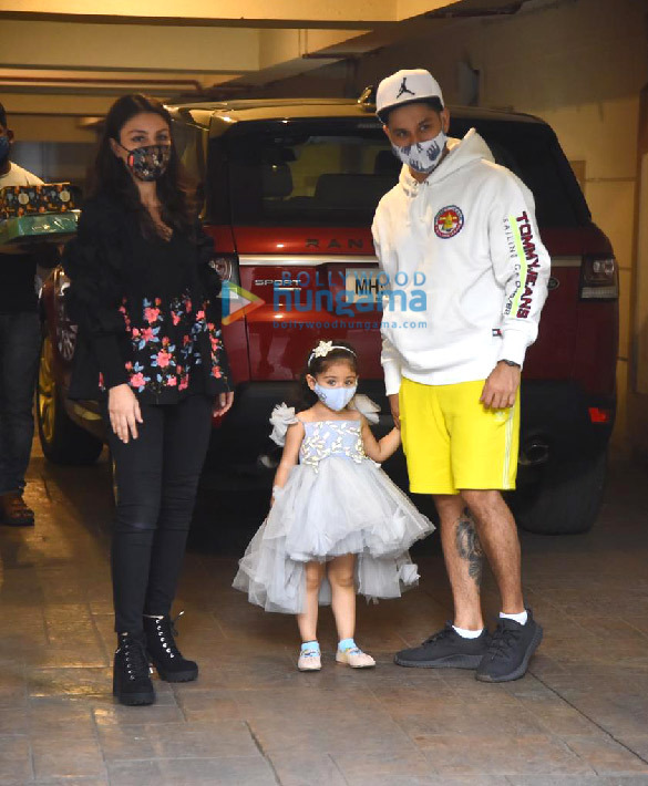 photos soha ali khan kunal kemmu and inaya spotted at kareena kapoor khans residence 3