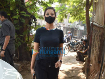 Photos: Sonali Bendre snapped at a salon in Juhu