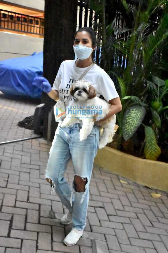 Photos: Sophie Choudry snapped in Bandra Photos: Sophie Choudry snapped in Bandra