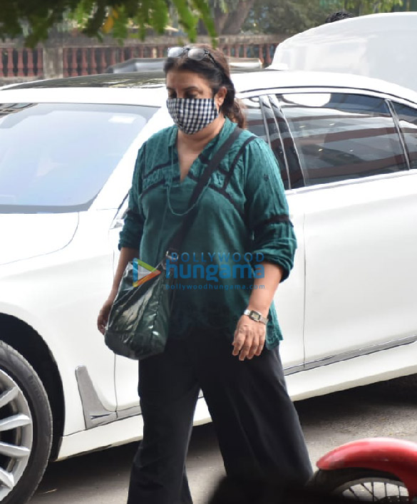 photos sussanne khan and farah khan snapped at a salon in juhu 2