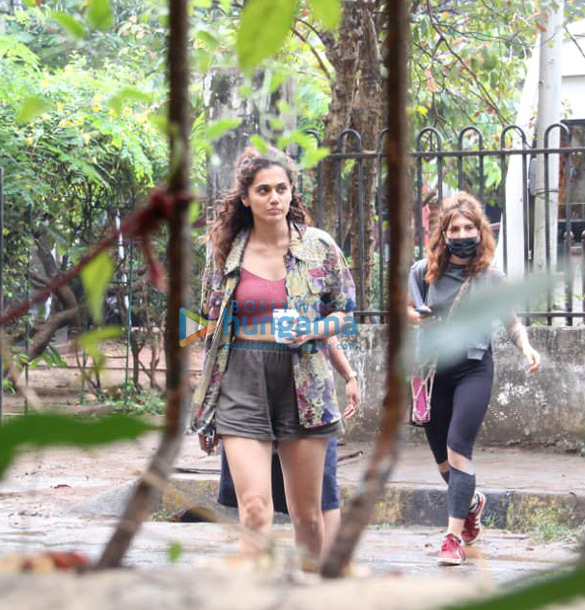 Photos: Taapsee Pannu spotted on location of a shoot in Bandra Photos: Taapsee Pannu spotted on location of a shoot in Bandra