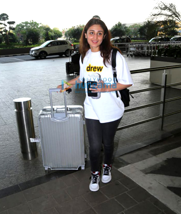 photos tara sutaria ahan shetty and dhvani bhanushali snapped at the airport 3