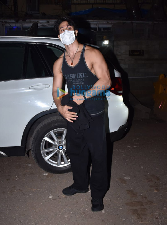 photos tiger shroff spotted outside a dubbing studio in juhu 6