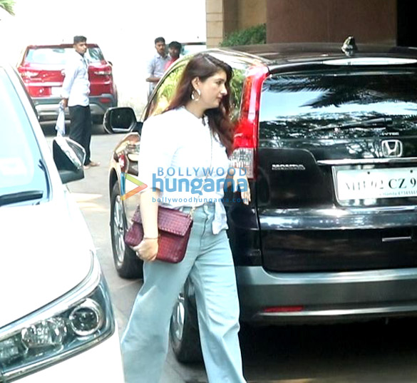 photos twinkle khanna and nitara kumar snapped in juhu 3