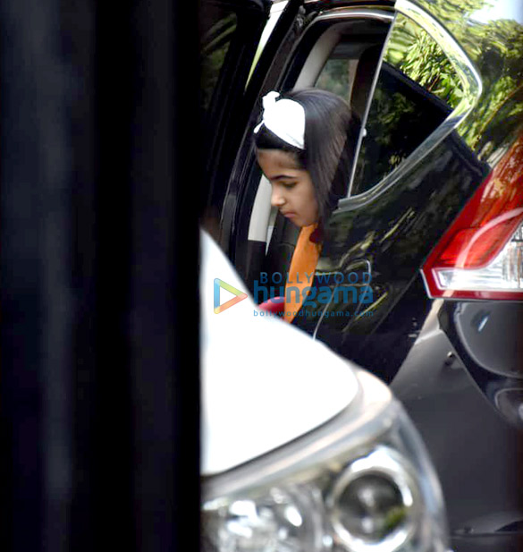photos twinkle khanna and nitara kumar snapped in juhu 4