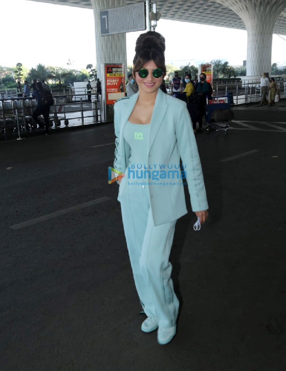 photos urvashi rautela kriti sanon and alia bhatt others snapped at the airport 1
