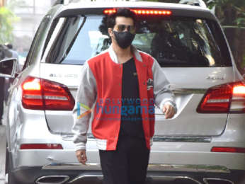 Photos: Varun Dhawan snapped in Juhu