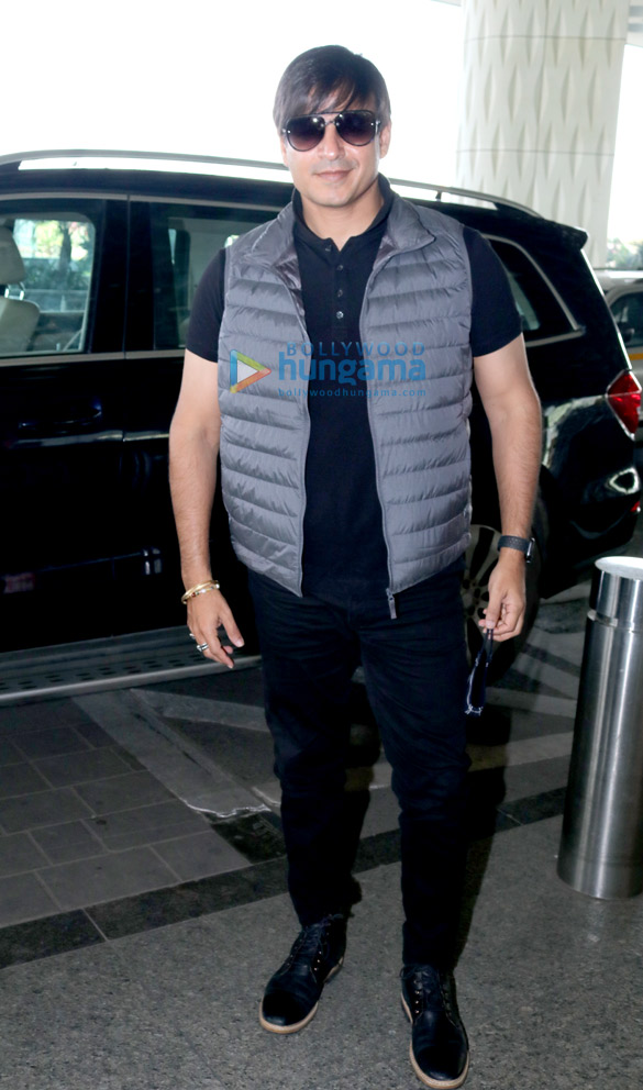 photos vivek oberoi and aamir ali snapped at the airport 3