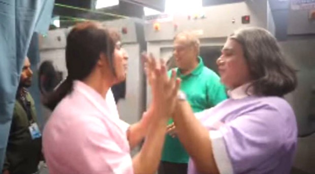 Varun Dhawan and Sahil Vaid introduce us to Karisma and Kareena in this behind the scenes video from Coolie No. 1 Varun Dhawan and Sahil Vaid introduce us to Karisma and Kareena in this behind the scenes video from Coolie No. 1