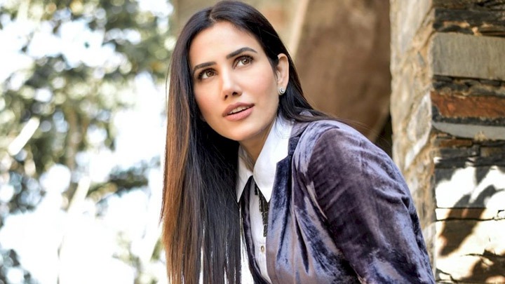 What’s In My Bag With Sonnalli Seygall | Fashion | Lifestyle |Bollywood Hungama
