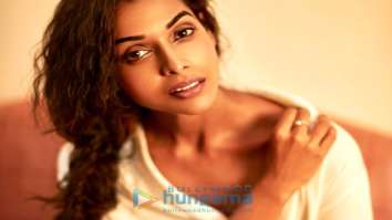 Celebrity Photos of Anupriya Goenka