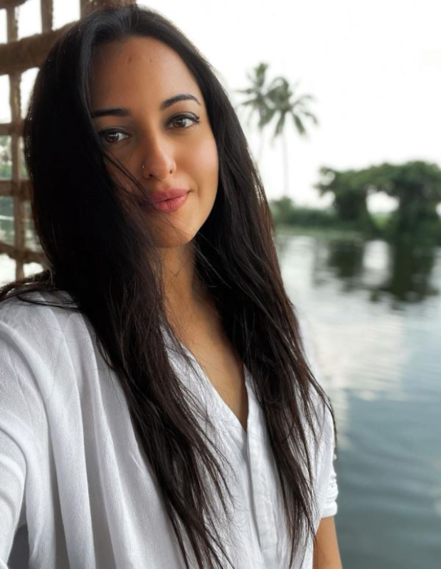 Sonakshi Sinha shares breathtaking pictures from her Kerala trip; Jacqueline Fernandez calls her Goddess