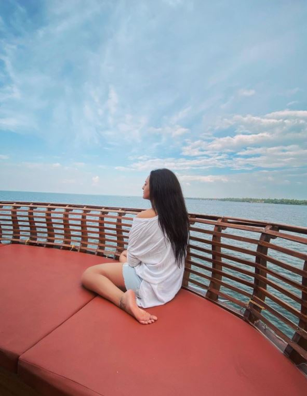 Sonakshi Sinha shares breathtaking pictures from her Kerala trip; Jacqueline Fernandez calls her Goddess