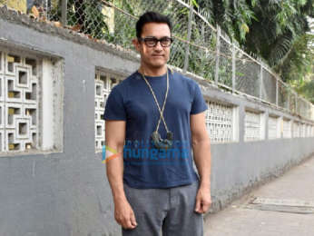 Photos: Aamir Khan snapped in Juhu
