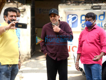 Photos: Dharmendra snapped at a dental clinic in Juhu
