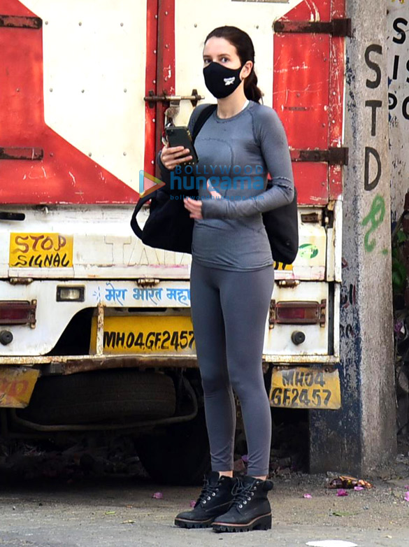 photos dia mirza and isabel kaif spotted in bandra 2
