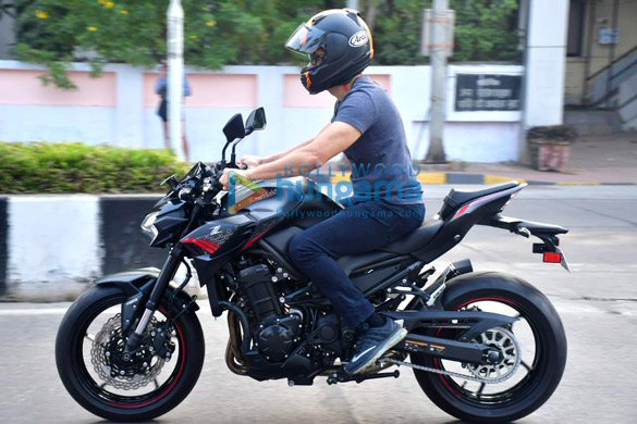 photos emraan hashmi spotted riding his bike at carter road 2