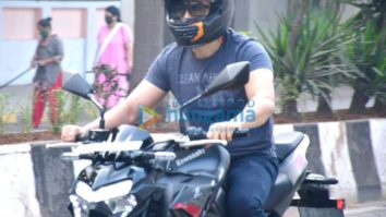 Photos: Emraan Hashmi spotted riding his bike at Carter Road
