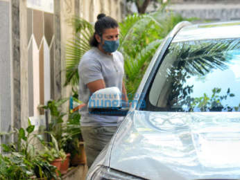Photos: Farhan Akhtar and Zoya Akhtar snapped at Javed Akhtar's house in Juhu