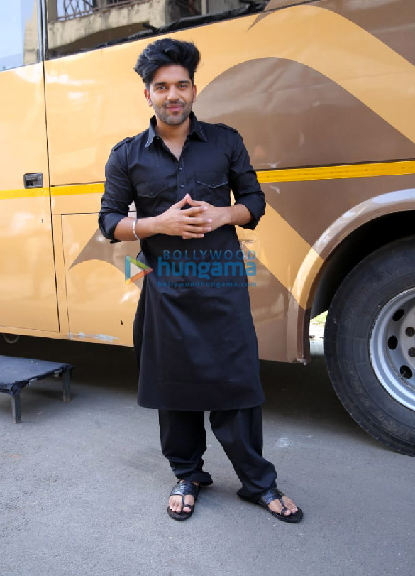 photos guru randhawa and sanjana sanghi snapped on the sets of the kapil sharma show to promote their upcoming song mehendi wale haath 4