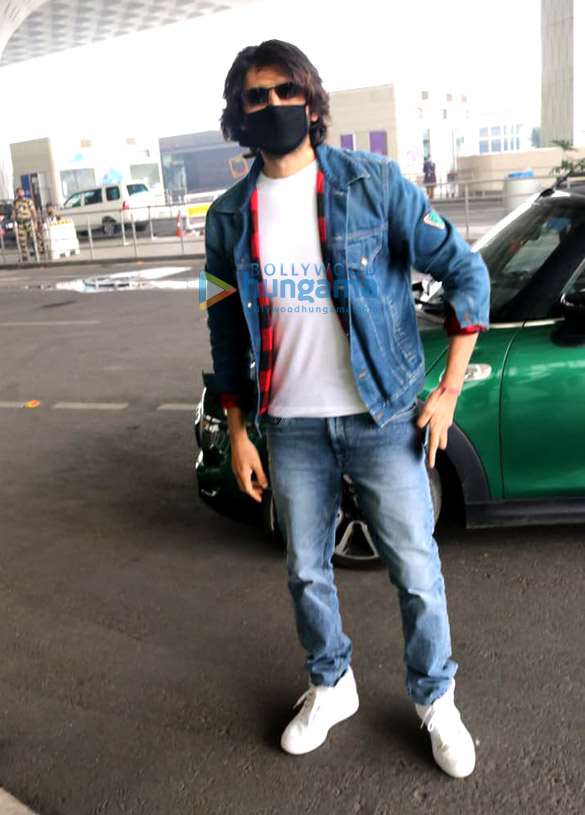 photos janhvi kapoor khushi kapoor kartik aaryan arshad warsi and others snapped at the airport 2