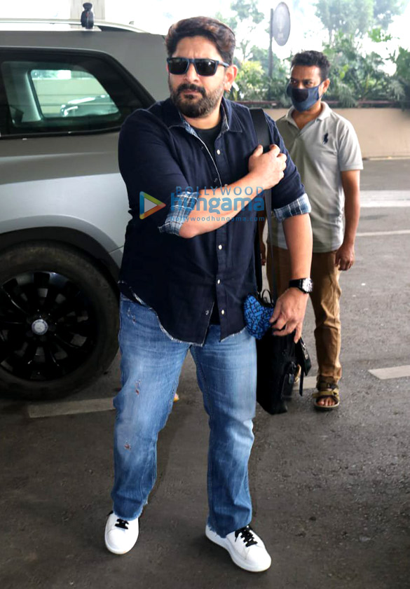 photos janhvi kapoor khushi kapoor kartik aaryan arshad warsi and others snapped at the airport 3