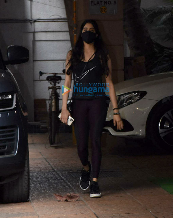 photos janhvi kapoor snapped in juhu 4 5