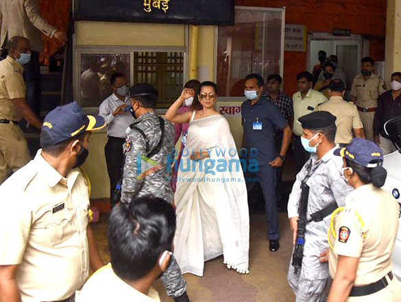Photos: Kangana Ranaut snapped with sister Rangoli Chandel at Bandra Police Station