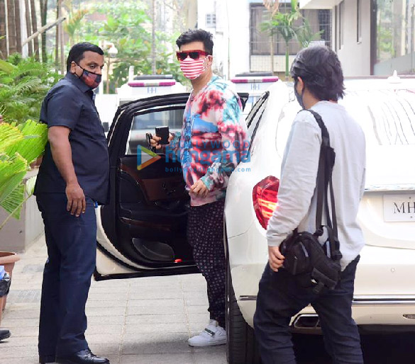 photos karan johar snapped at hinduja hospital in khar 2