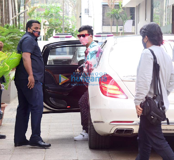 photos karan johar snapped at hinduja hospital in khar 3