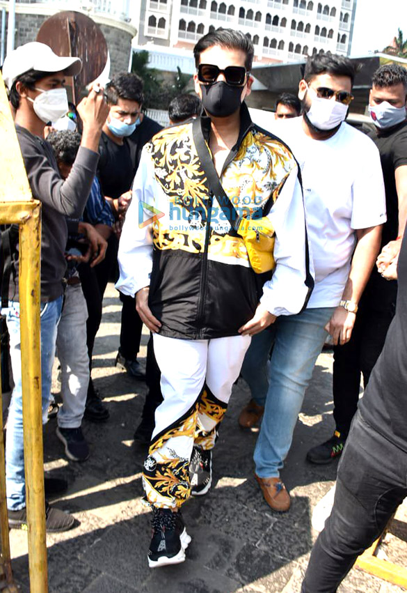 Photos: Karan Johar spotted at Gateway Of India, leaves for Varun-Natasha wedding Photos: Karan Johar spotted at Gateway Of India, leaves for Varun-Natasha wedding