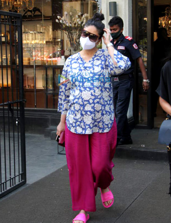 photos kareena kapoor khan snapped in juhu 2