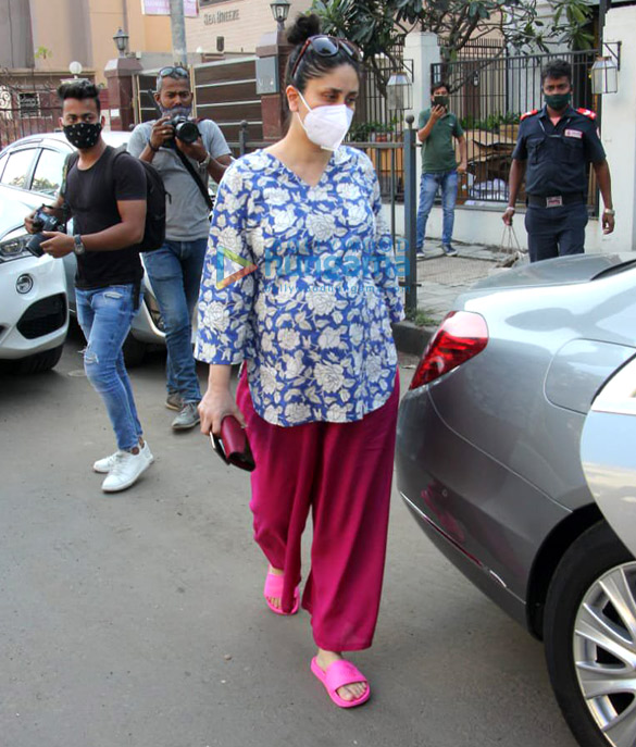 photos kareena kapoor khan snapped in juhu 3