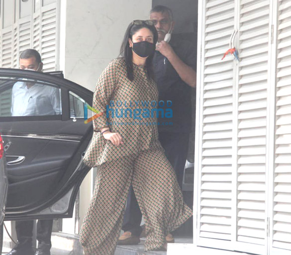 photos kareena kapoor khan spotted at a clinic in bandra 4