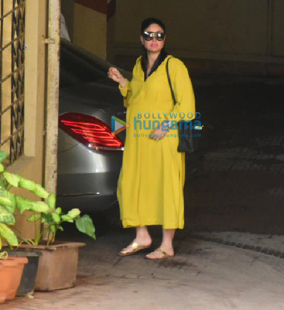 photos kareena kapoor khan spotted in bandra 3 18