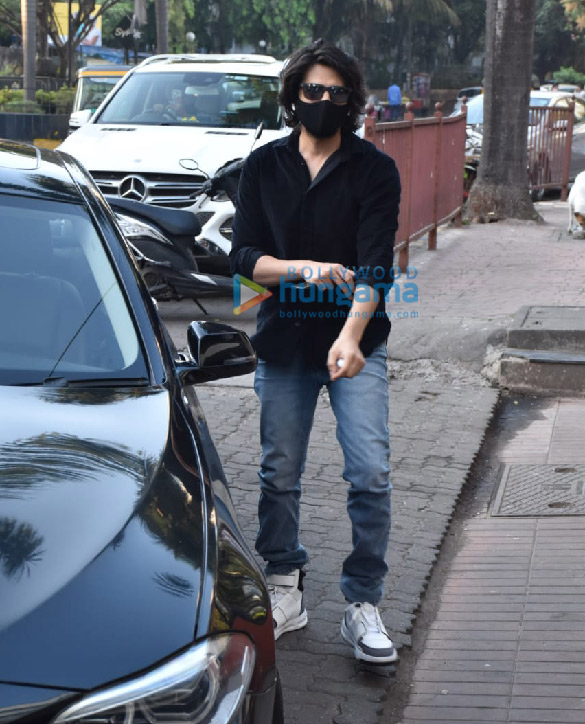photos kartik aaryan snapped at anees bazmees office in andheri 5
