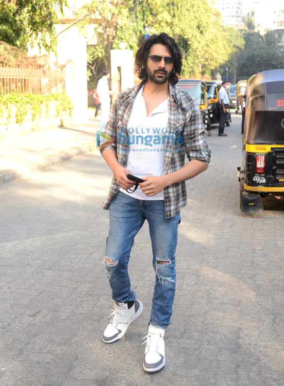 Photos: Kartik Aaryan snapped in Andheri Photos: Kartik Aaryan snapped in Andheri
