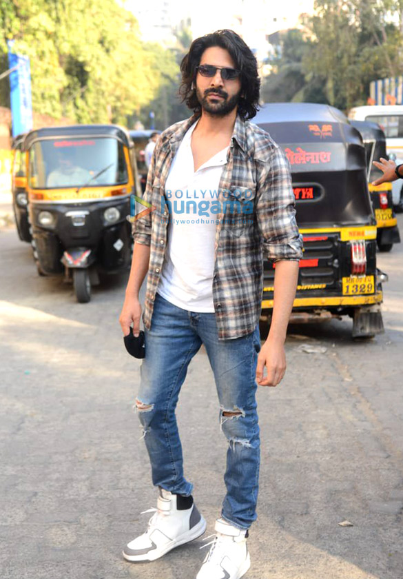 photos kartik aaryan snapped in andheri 3