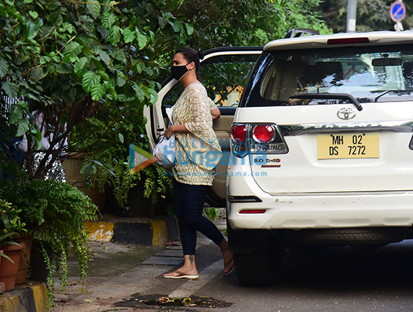 photos lara dutta snapped in bandra 2