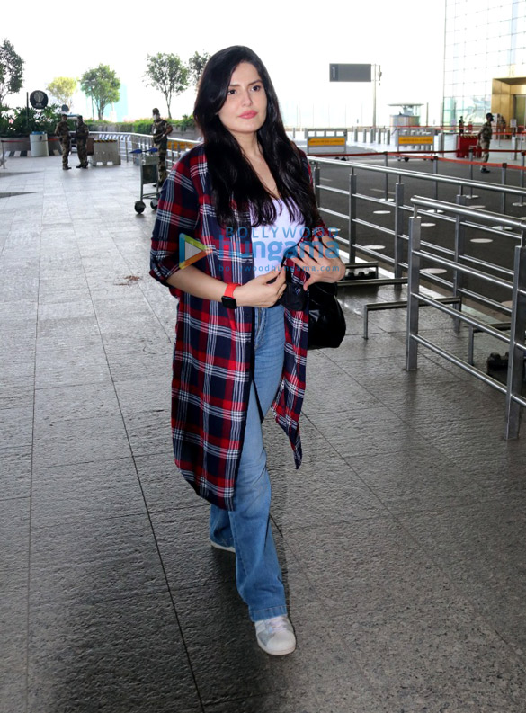 photos prachi desai spotted at the airport 9